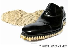 靴の底にびっしり1050本の歯、2本の金歯も眩しい&ldquo;頂点捕食者の靴&rdquo;。