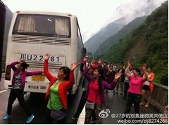 【写真】高速渋滞で踊り出す女性たち、集団でバスから降りて路上ダンス。