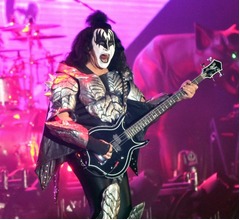 KISSのジーン・シモンズ、運転中に&ldquo;突然気を失い&rdquo;衝突事故