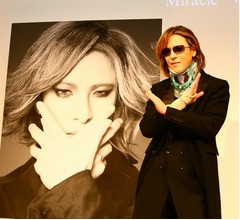 YOSHIKI緊急帰国、首手術後初の公の場