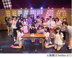 &ldquo;巨乳&rdquo;さしこが机に胸のせる、自らネタにするほど貧乳だったはずが&hellip;。