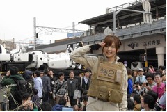 吉祥寺駅前にパトレイバー立つ、&ldquo;実写版&rdquo;の真野恵里菜も駆けつける。