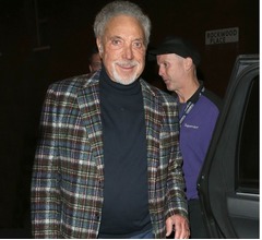 トム・ジョーンズとアクセル・ローズら大騒ぎ