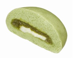 緑色の生地が特長の中華まん、30万食限定「抹茶豆乳入りクリームまん」。