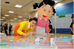 「サザエさん展」全国巡回開始、ドラマ版の観月ありさがテープカット。