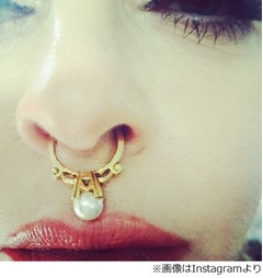 マドンナが&ldquo;鼻ピアス&rdquo;姿披露、18歳娘のローデス・レオンから影響。