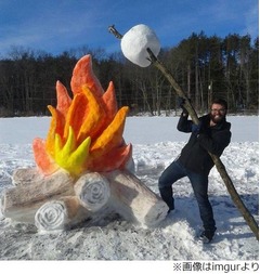 雪のキャンプファイヤーに絶賛、長い木の枝に刺した&ldquo;巨大マシュマロ&rdquo;も。