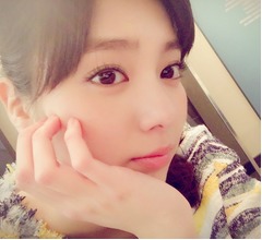 新川優愛のアンニュイな表情