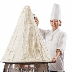 そびえ立つアイスのモンブラン、大阪新阪急ホテルが巨大デザート。