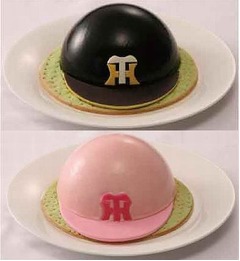 阪神の&ldquo;ヘルメット型&rdquo;ケーキ、ブラックとピンクの2012年バージョン。