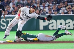 三盗を決めるホワイトフィールド　野球