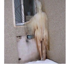 「いつも私を見ている&hellip;」幽霊のような氷柱