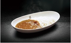 くら寿司が酢飯で食べるカレー、開発2年の「すしやのシャリカレー」。