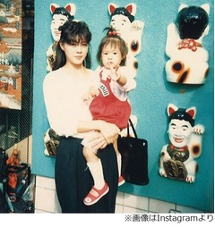 &ldquo;美人母&rdquo;と幼き日の木村沙織、3歳時の写真に「それにしても脚長い」。