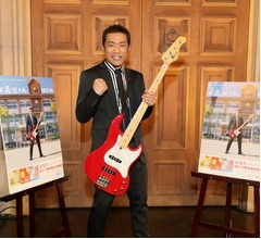 はなわ「お義父さん」熱唱、ファンの涙に感極まる