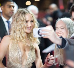 &ldquo;胸元パックリ&rdquo;ジェニファー・ローレンスが悩殺