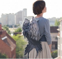 &ldquo;天使の翼&rdquo;のようなカバンが話題に