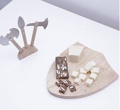 中世の槍や戦斧でチーズを&ldquo;攻撃&rdquo;