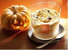 かぼちゃ味のマックフルーリー、オレオ＆ソフトクリーム＆ソースが絶妙。