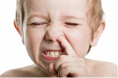 鼻の異物除去に&ldquo;ママのキス&rdquo;、英研究グループが「有効」と結論。