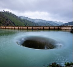マヂラブ村上&ldquo;湖面に世界最大級の穴&rdquo;あるダム行きたい「完全に尻の穴」
