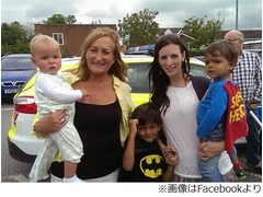 &ldquo;5歳のバットマン&rdquo;が1歳救う、ドアロックされた車内に入り鍵入手。