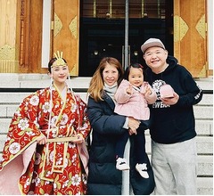 真っ赤な神職の装束まとった平祐奈、&ldquo;内山信二ファミリー&rdquo;の安産祈願