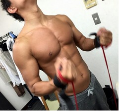 鈴木亮平の肉体に「うっとり」「飛びつきたい」