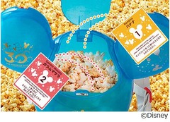 味が変わるTDRのポップコーン、バケットにシーズニング入れシェイク。