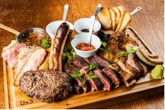 全12種＆重量1kgの&ldquo;肉盛り&rdquo;、牛・豚・鶏を一度に楽しむ迫力プレート。