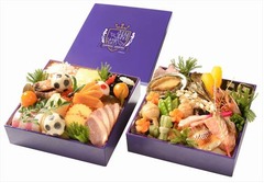 紫重箱のサンフレッチェおせち、広島の料亭「三瀧荘」が36種の料理。