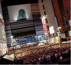 King Gnu&ldquo;歌舞伎町フリーライブ&rdquo;に6,000人、劇場版「名探偵コナン」主題歌など披露