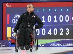 厳しい表情の中島