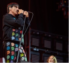 レッチリの&ldquo;誰か&rdquo;がケガ、詳細明かされず「6週間パフォーマンスできない」