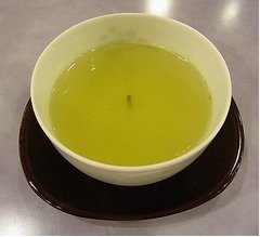 百発百中で&ldquo;茶柱が立つ&rdquo;お茶、お湯を注ぐだけの「茶柱縁起茶」。