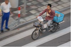 &ldquo;道を譲れば表彰&rdquo;に賛否両論、中国の横断歩道で事故多発受け。