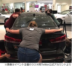 過酷な&ldquo;車にキスして新車もらおう&rdquo;競争