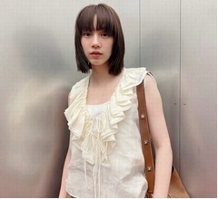 のん、&ldquo;透明感溢れる美肌＆スラリとした二の腕&rdquo;のカジュアル夏コーデ