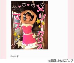 セクシーなミニスカの釈サンタ、大胆に肩を露出した衣装でニッコリ。