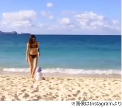 子供と遊ぶビキニ菜々緒に反響「スタイルやばっ」「脚なげー！」。