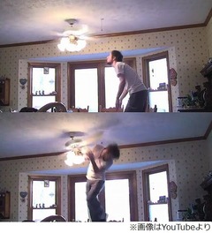 回転する天井ファンに挑む男、吊したトマトを口で取ろうとしたら&hellip;。