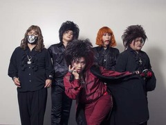 日本最高齢のV系ロックバンド、「ゴッドタン」の企画からデビュー。