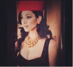 &ldquo;22年前のアンミカ&rdquo;胸元が開いたセクシーな黒のドレス姿