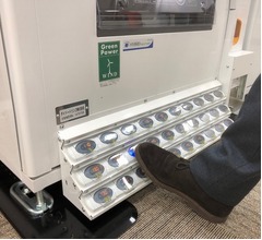 ダイドーが業界初&ldquo;足&rdquo;操作で購入「足操作自販機」
