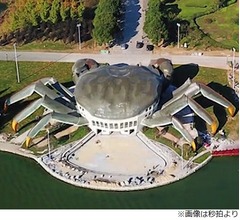 湖のほとりに&ldquo;巨大な上海ガニ&rdquo;出現