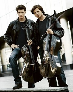 イケメンチェロ2人組は何者？ ロック名曲の&ldquo;超絶技巧プレイ&rdquo;が話題に。