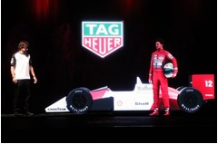 セナがホログラムでステージに、タグ・ホイヤーのイベントで&ldquo;復活&rdquo;。