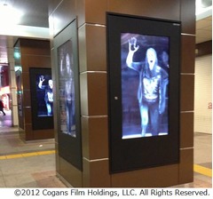 審査で一時NGの怖すぎる広告、壁面から突然血まみれの女子大生が&hellip;。