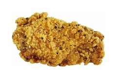 ファミマが限定&ldquo;黒胡椒チキン&rdquo;、味の調整ができる小袋の黒胡椒も付属。