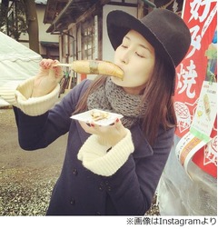 橋本マナミが太くて立派な棒状ものをパクッ、目を閉じ恍惚な表情で。